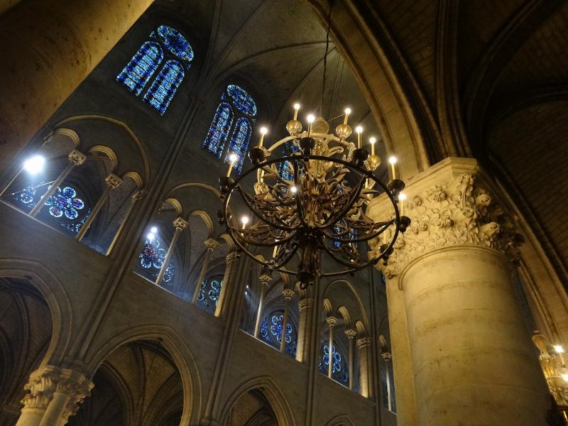 L’intérieur de Notre-Dame de Paris restauré, avec le nouvel autel central.